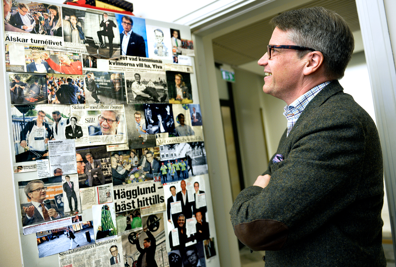 På sitt kontor på socialdepartementet har Hägglund en "wall of fame", med tidningsartiklar om sig själv.